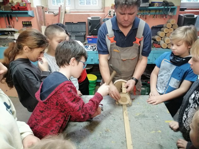 Warsztaty tworzenia karmników dla ptaków w warsztacie pana Andrzeja.