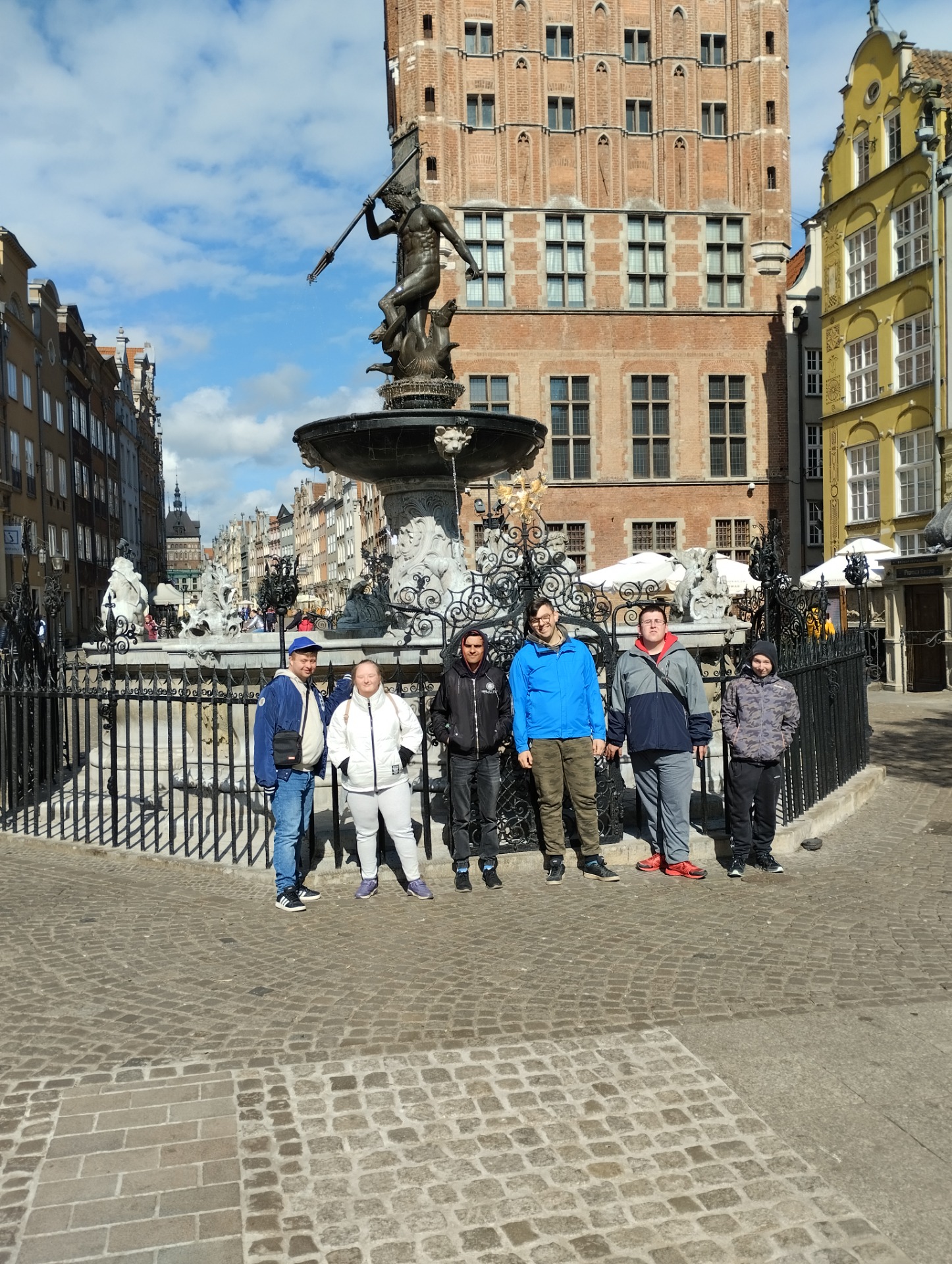 Uczniowie przy fontannie Neptuna w Gdańsku.

