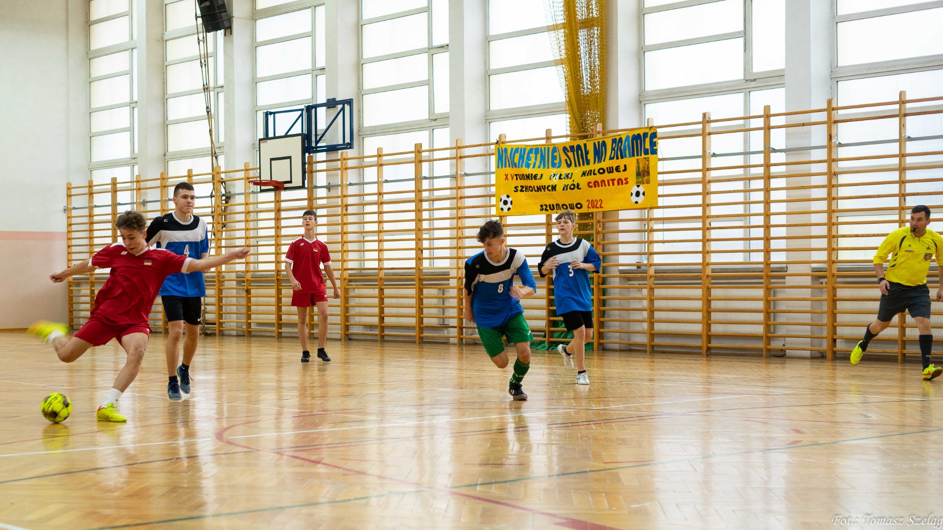 Sukces dziewcząt w XV Turnieju Piłki Halowej Dzieci i Młodzieży SK Caritas w Szumowie - Obrazek 4