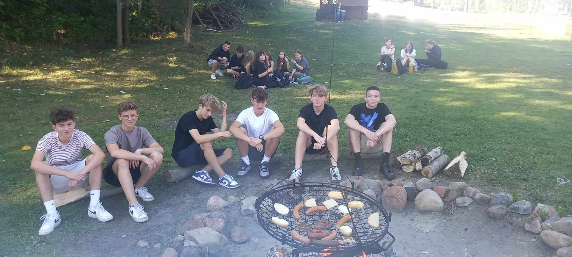 Uczniowie przy ognisku na Górze Kamieńsk