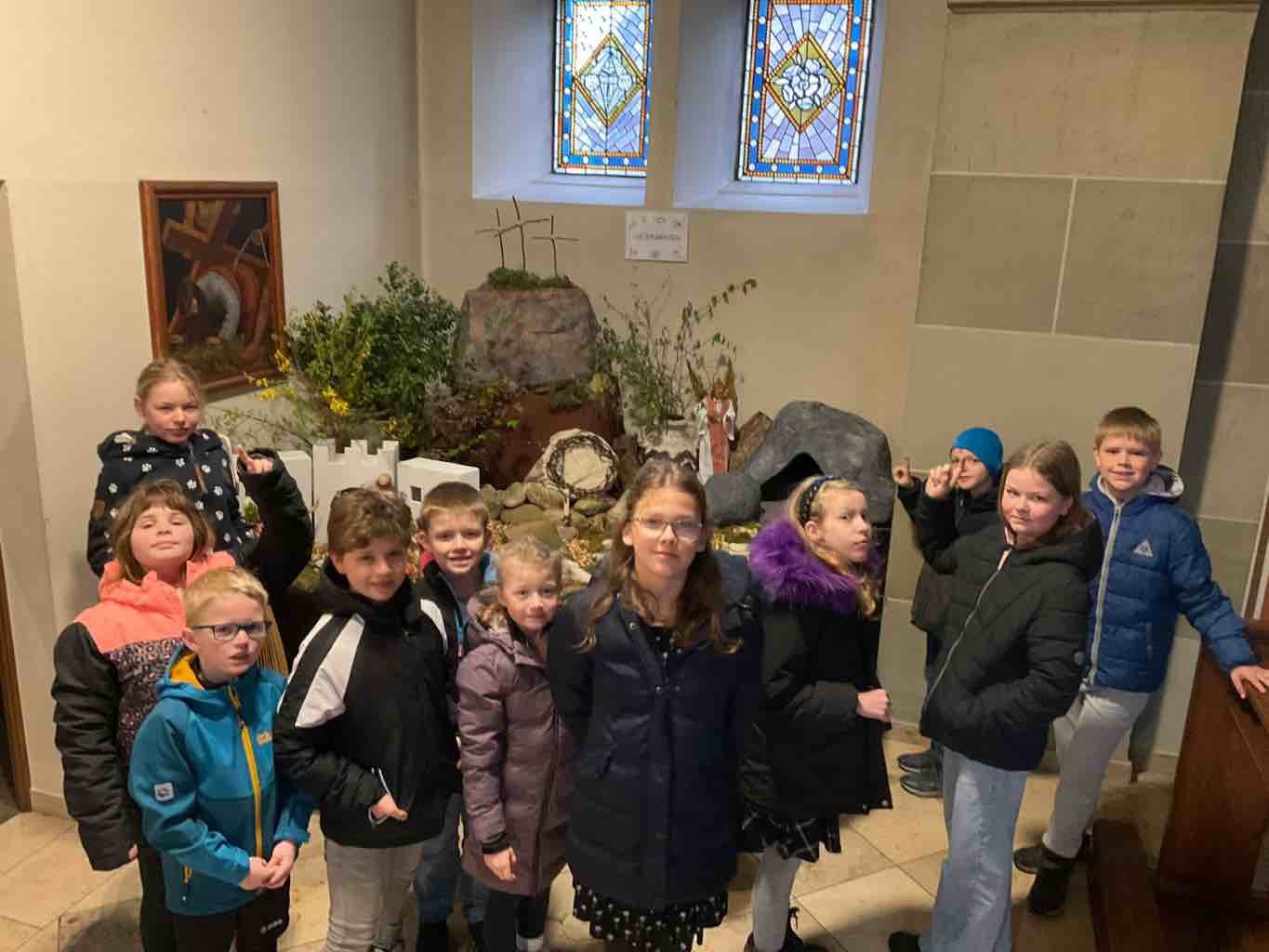 Besuch Ostergarten in der Kirche - Bild 1