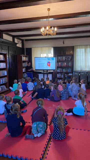 Akcja "Czytam z sercem" w Publicznej Bibliotece w Wielowsi. Dzieci z grup: Uszatki i Skrzaty - Obrazek 1
