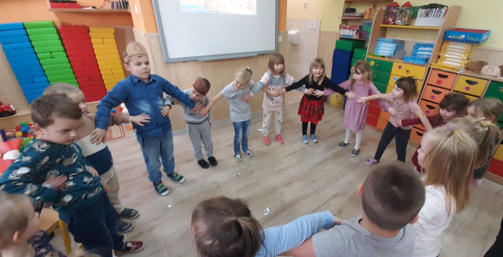Integracja dzieci z Oddziału Przedszkolnego w Świętem z dziećmi z Przedszkola w Słomkowie podczas "Balu Misia" - Obrazek 4