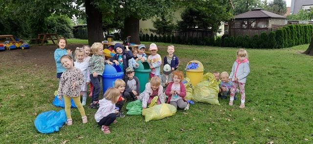 dzieci podczas sprzątania świata