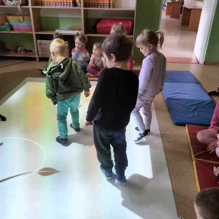 Zabawy z podłogą interaktywną w przedszkolu - Obrazek 3