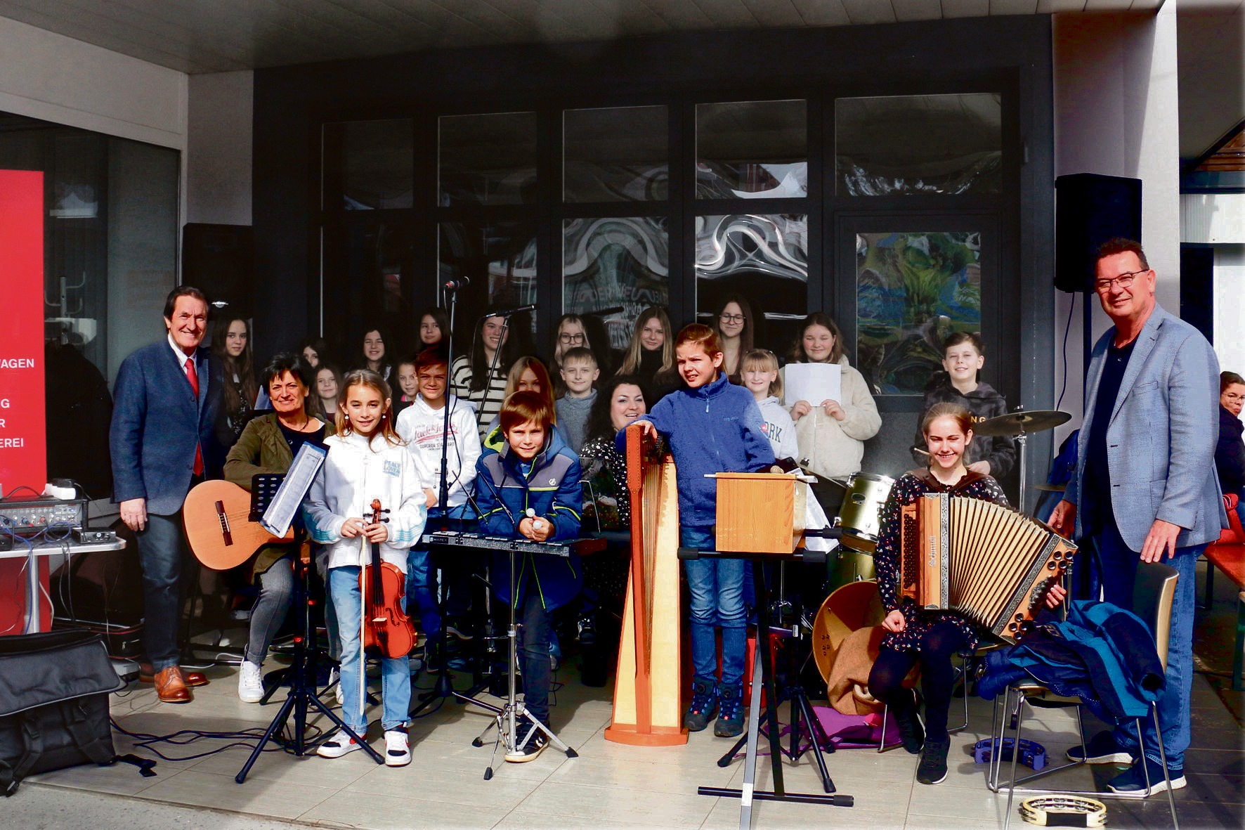 Chor und Band der MS Ilz besuchten das Autohaus Wurzinger in Fürstenfeld - Bild 1
