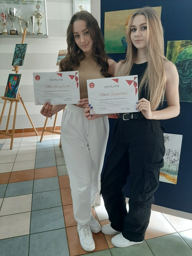 Dziewczęta nagrodzone w konkursie z dyplomami
