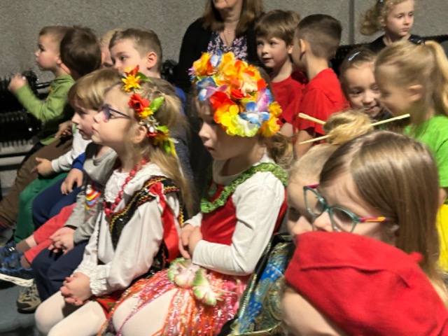 Nasze Przedszkolaki dziś wzięły udział w  Festiwalu Piosenki Przedszkolnej 🎵🎶🎵🎶”Kolorowe Nutki” 🎶🎵🎶🎵, który odbył się w Grodźcu tegorocznym tematem był Kolorowy Świat🩷🌏 - Obrazek 6