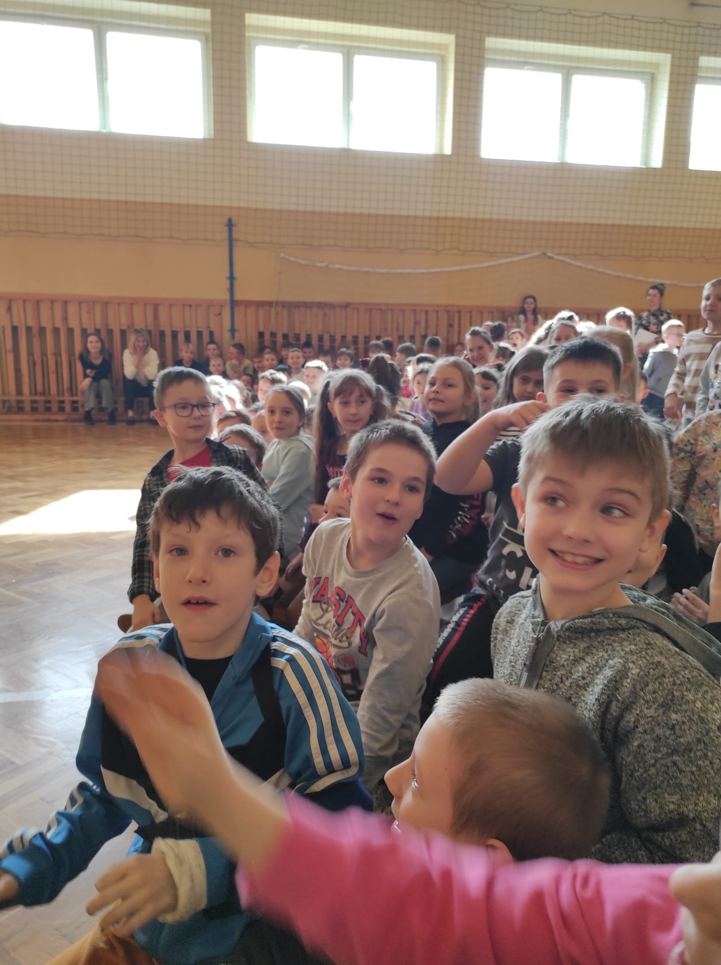 Dziś naszą szkołę odwiedził Cyrk Heca . Najmłodsi uczniowie bawili się doskonale wykonując cyrkowe sztuczki. - Obrazek 4