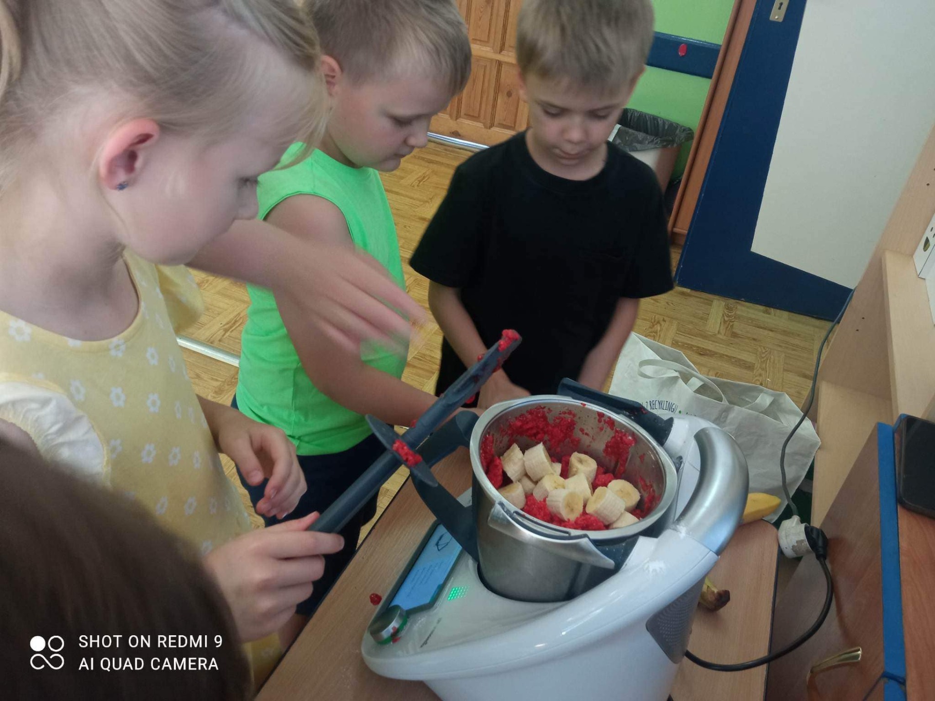 Dzieci przygotowują lody