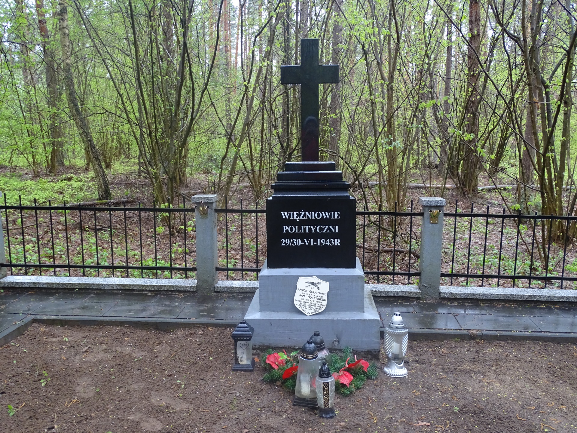 Wyjazd młodzieży z internatu na leśny cmentarz w Jeziorku - Obrazek 5