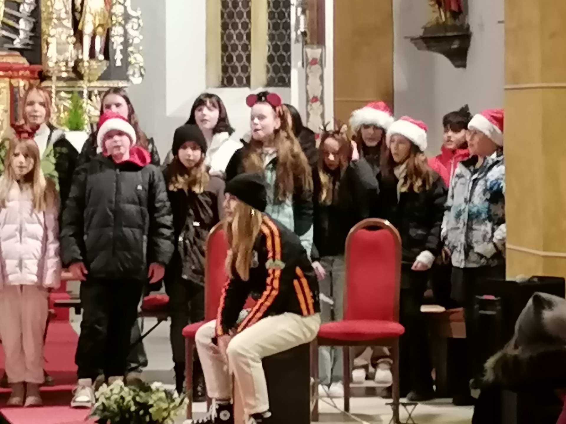 Am 19.12. fand unser Weihnachtskonzert in der Pfarrkirche St. Jakob statt. Alle SchülerInnen trugen zu einem besinnlichen Abend bei. - Bild 3