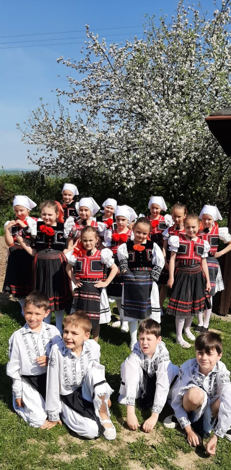 Dobronka reprezentovala našu školu 10.júna na nesúťažnej folklórnej prehliadke v Očovej - Obrázok 3