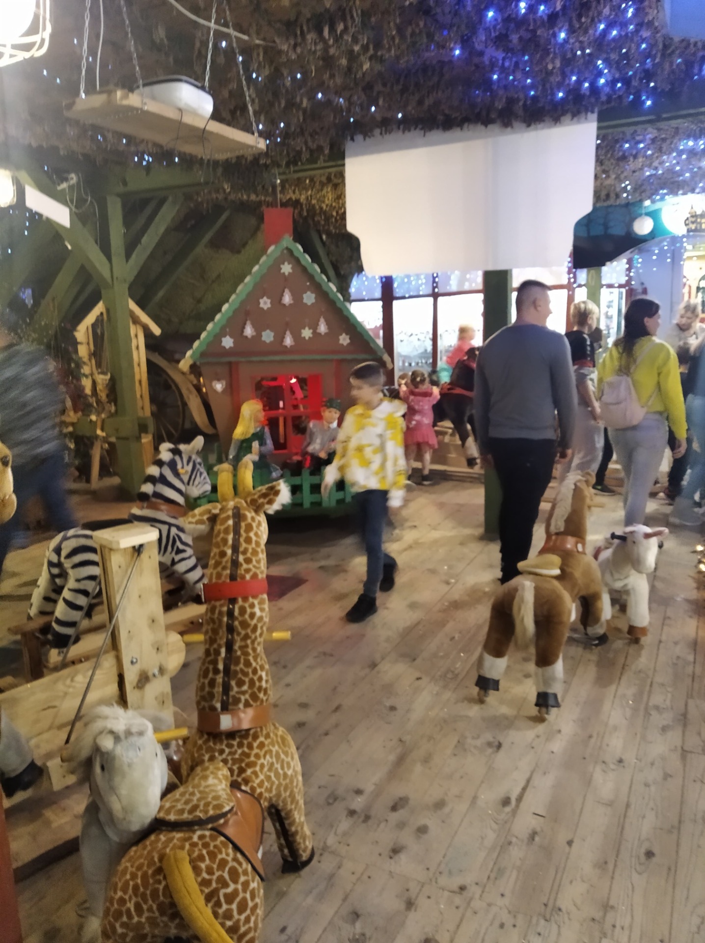 Przedszkolaki wśród dekoracji bożonarodzeniowych.
