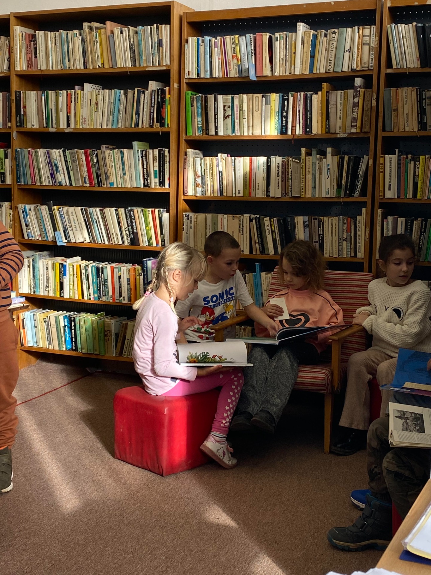 Krúžok tvorivého čítania a písania navštívil obecnú knižnicu v H. Orešanoch - Obrázok 2