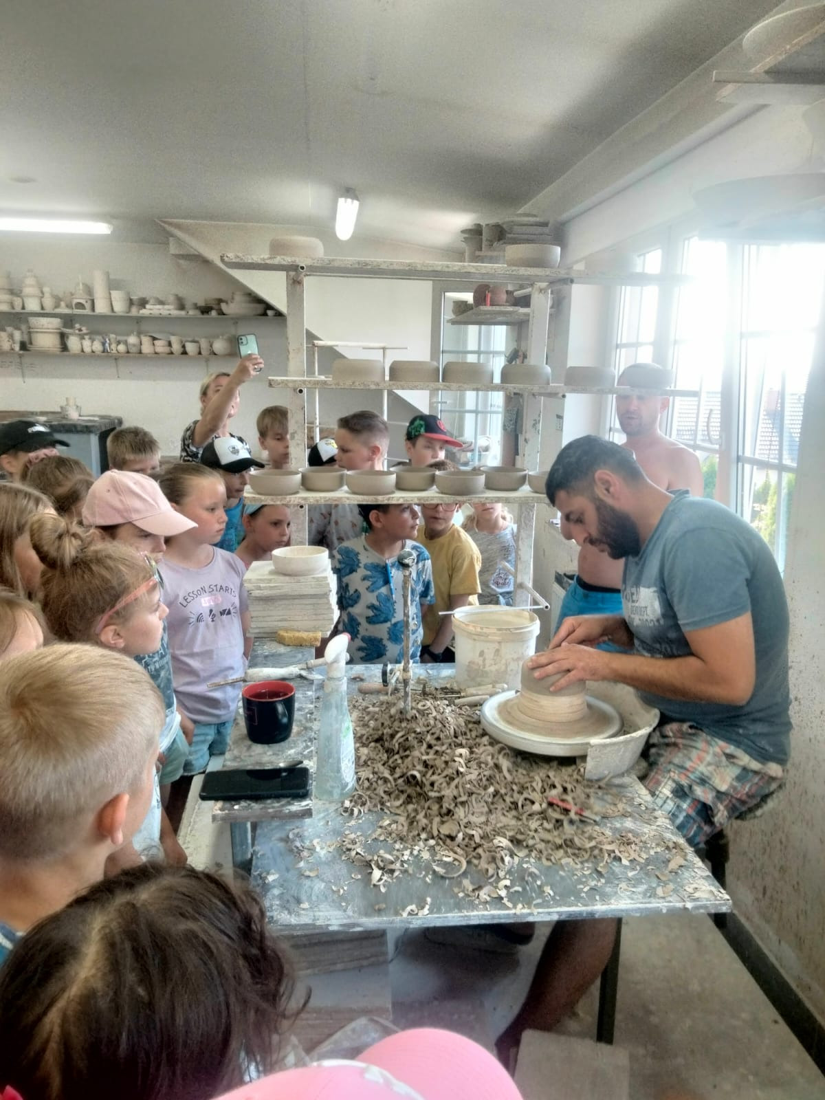 Dzieci poznają produkcję wyrobów ceramicznych  w Pracowni "Genius"