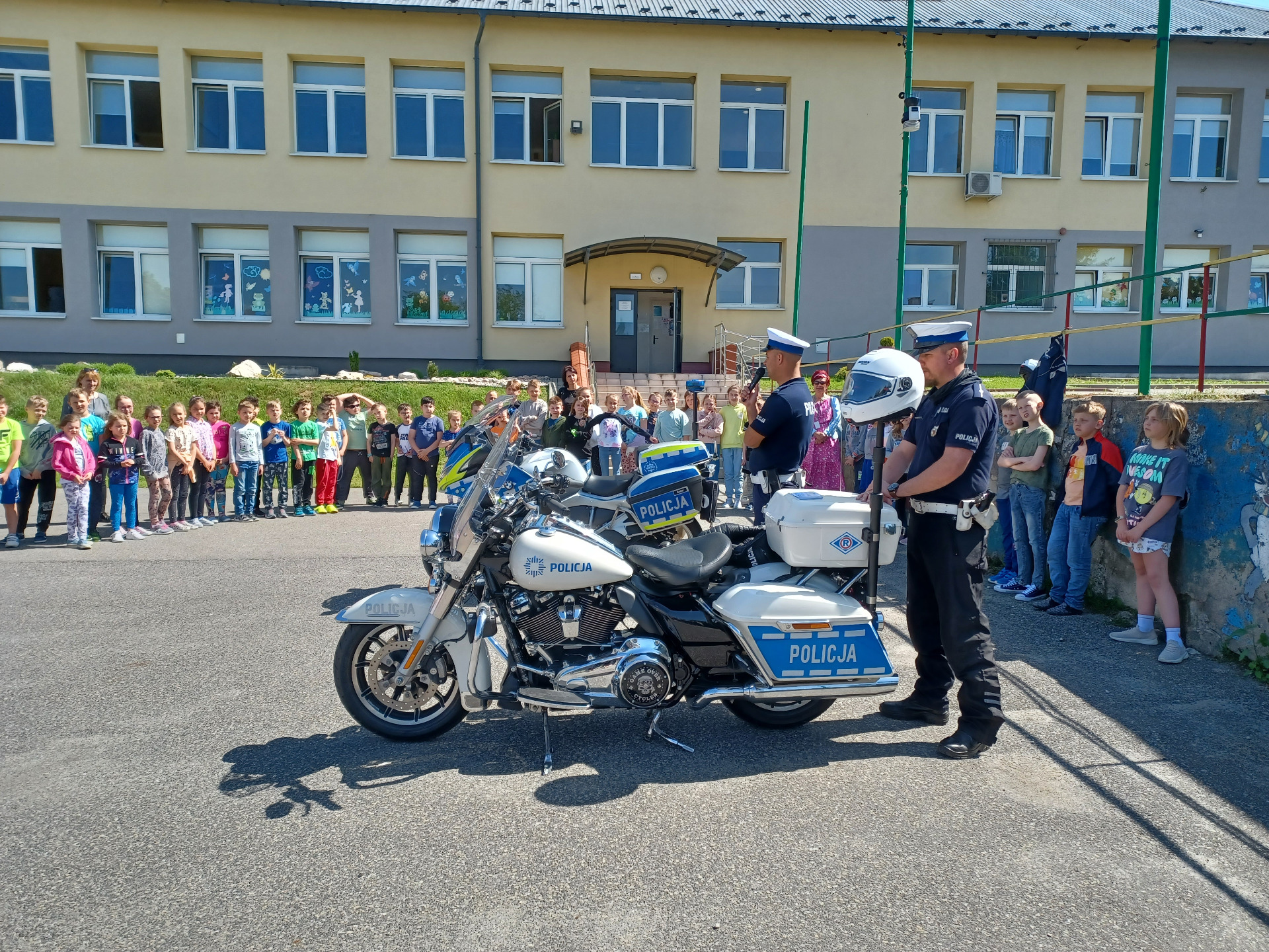 Spotkanie z policjantami z Wydziału Ruchu Drogowego w Rzeszowie - 22.05.2023 r.  - Obrazek 2