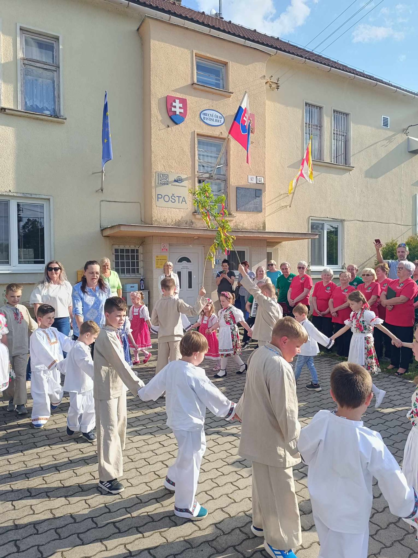 Stavanie mája v obci Rastislavice  - Obrázok 4