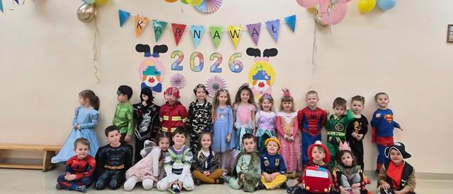 zdjęcie grupowe dzieci w strojach karnawałowych