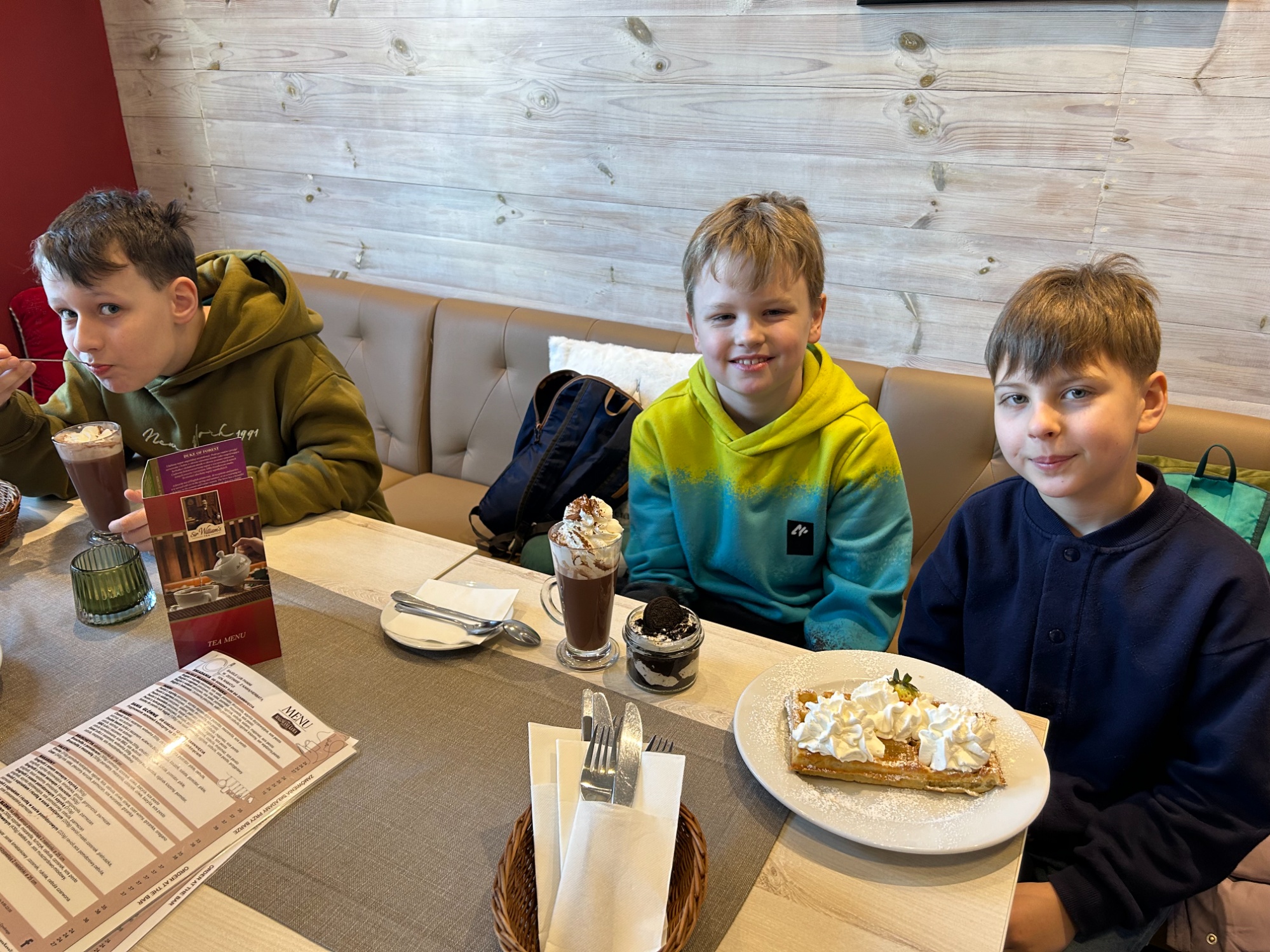 uczniowie w kawiarni Nauka przez zabawę - z wizytą w kawiarni i bibliotece miejskiej. - Obrazek 3