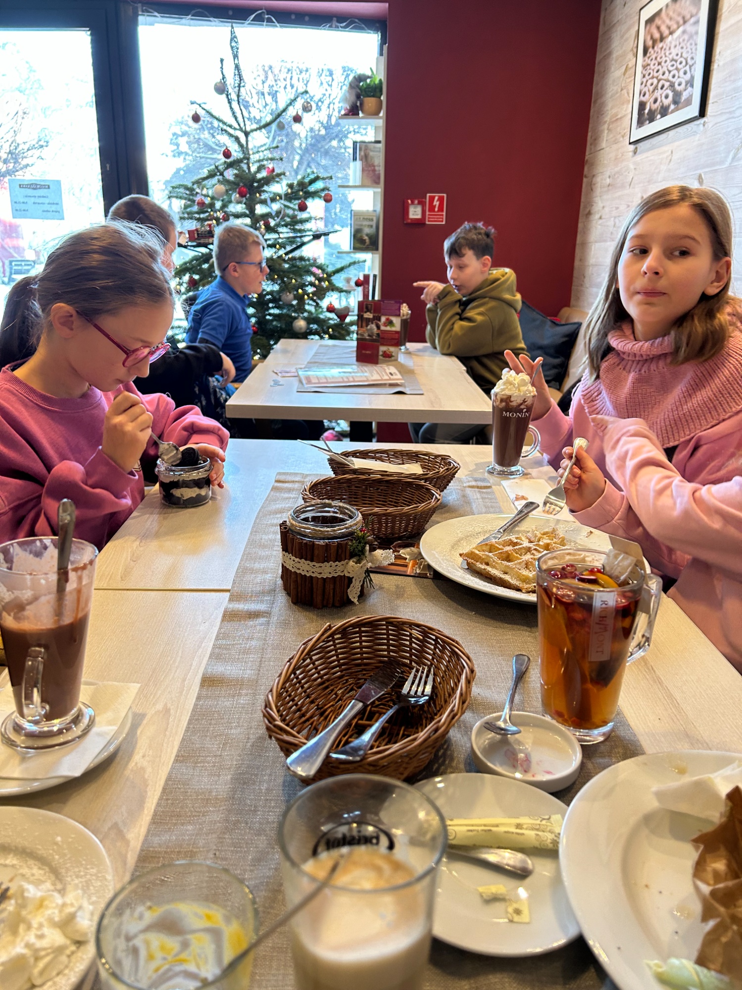 uczniowie w kawiarni Nauka przez zabawę - z wizytą w kawiarni i bibliotece miejskiej. - Obrazek 4