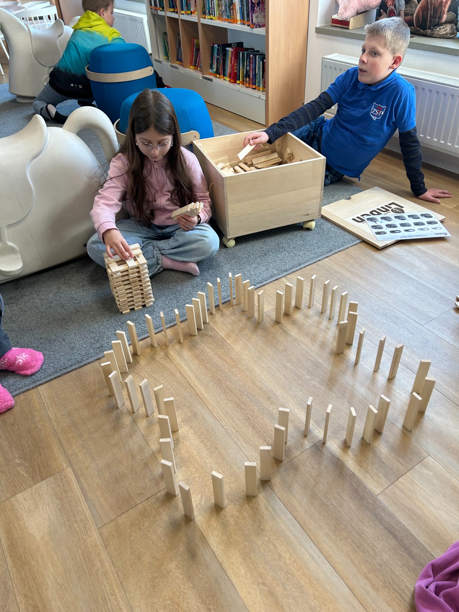 budowanie z klocków Nauka przez zabawę - z wizytą w kawiarni i bibliotece miejskiej. - Obrazek 2