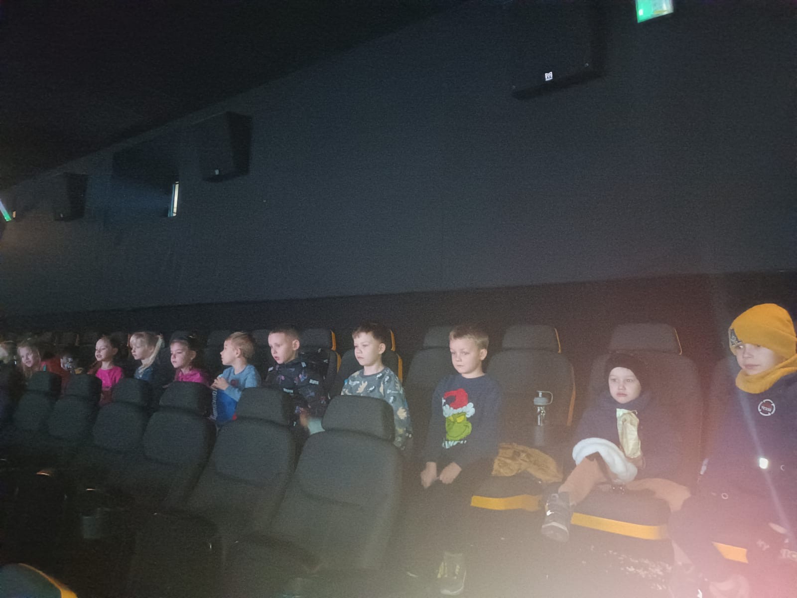 20 grudnia klasa 0b udała się do kina Helios w Bydgoszczy.🤩Dzieci obejrzały film pt. „Życzenie”.  W kinie spotkała je miła niespodzianka.🤩 - Obrazek 4