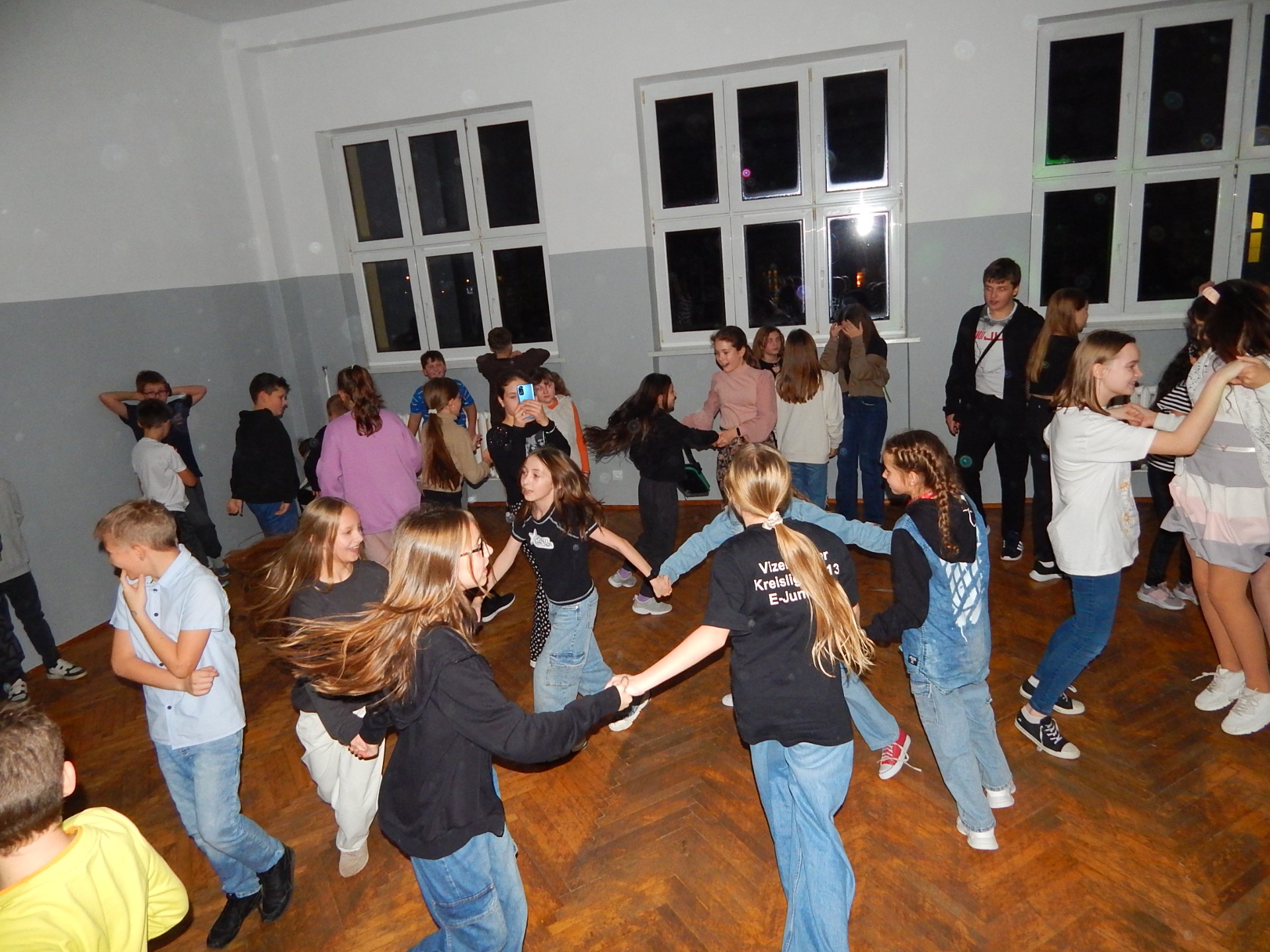 Uczniowie Szkoły Podstawowej Nr 2 im. Mikołaja Kopernika w Olecku podczas wróżb andrzejkowych i zabaw tanecznych