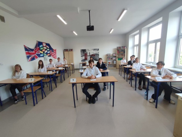 Uczniowie i nauczyciele podczas egzaminu z j. angielskiego.
