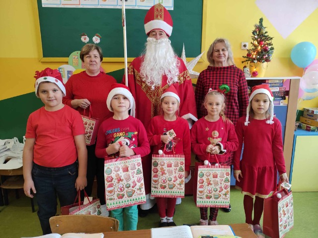 Dzieci wraz z Panią Małgorzatą Bączek, Panią Dyrektor i Mikołajem