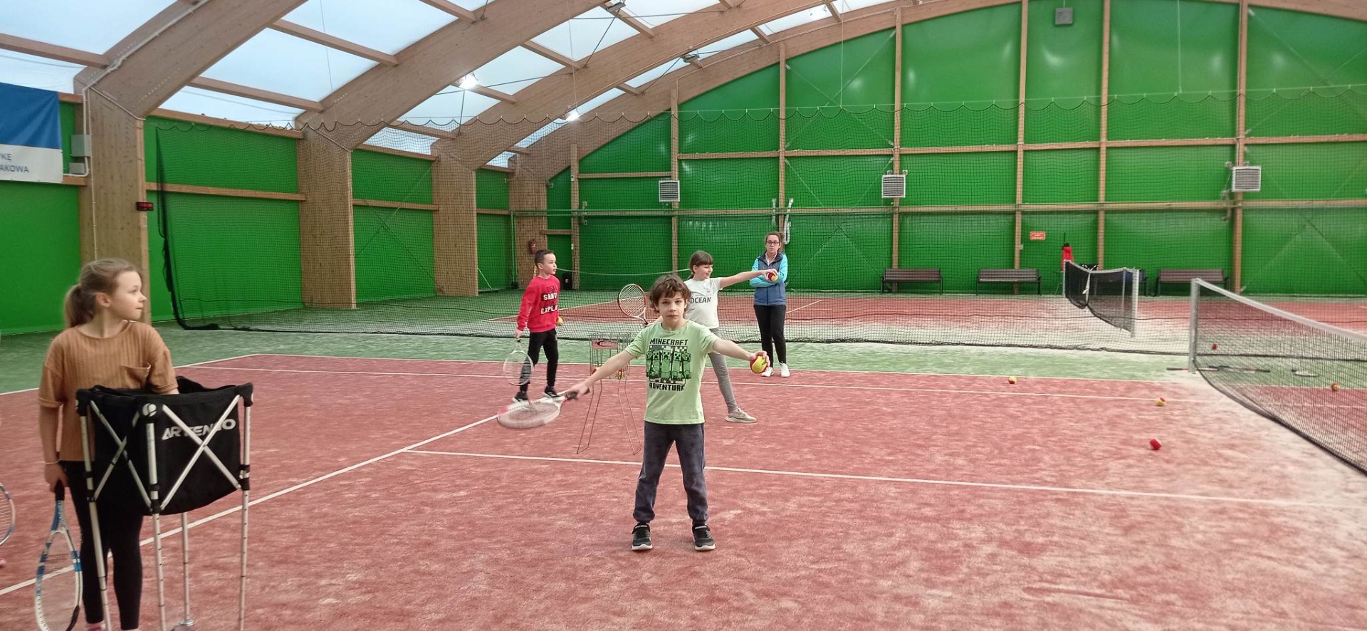 Klasa 2 dzielnie uczy się grać w tenisa ziemnego! BRAWO!👏👍💖 - Obrazek 3