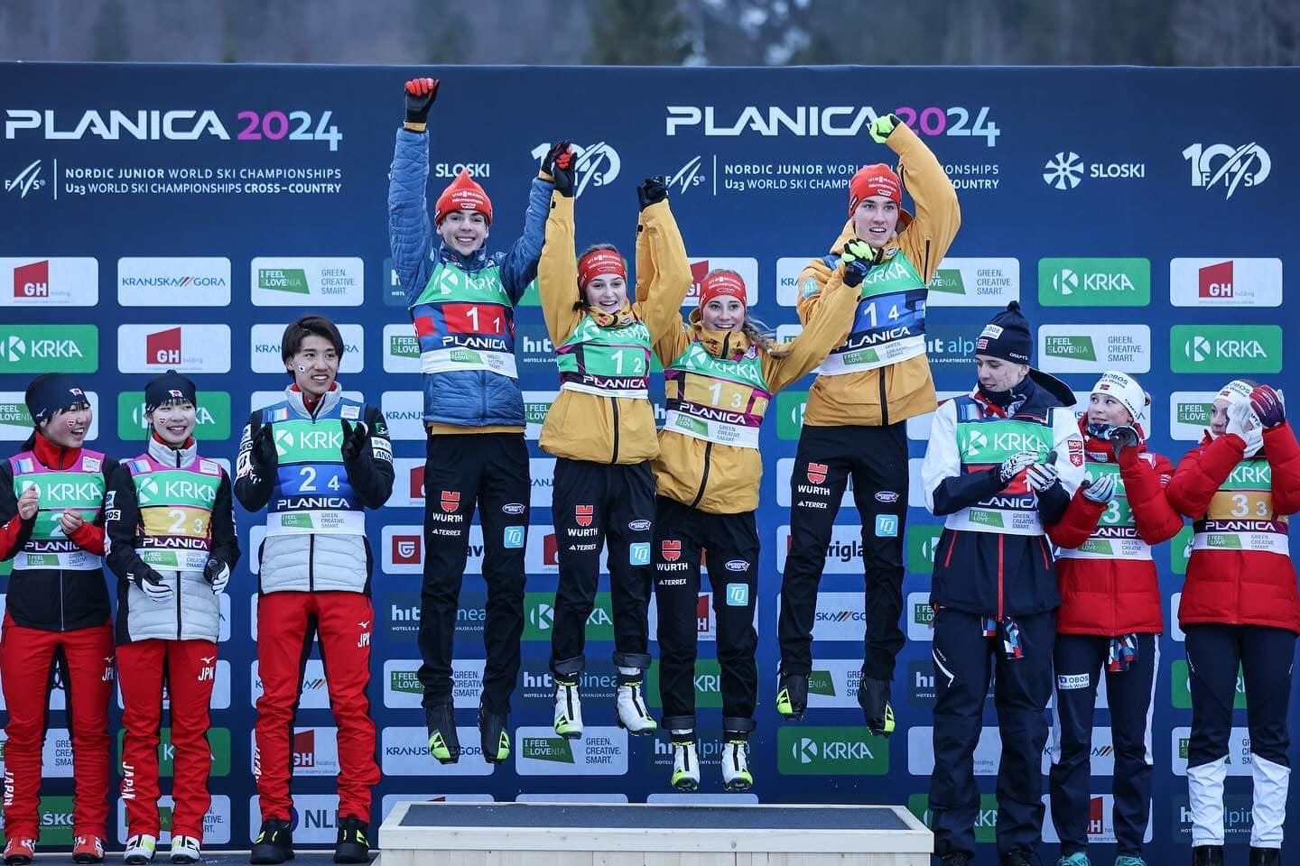 07.02.2024: Anne Häckel und Ronja Loh sind mit dem Mixed Team Juniorenweltmeister in Planica - Bild 3