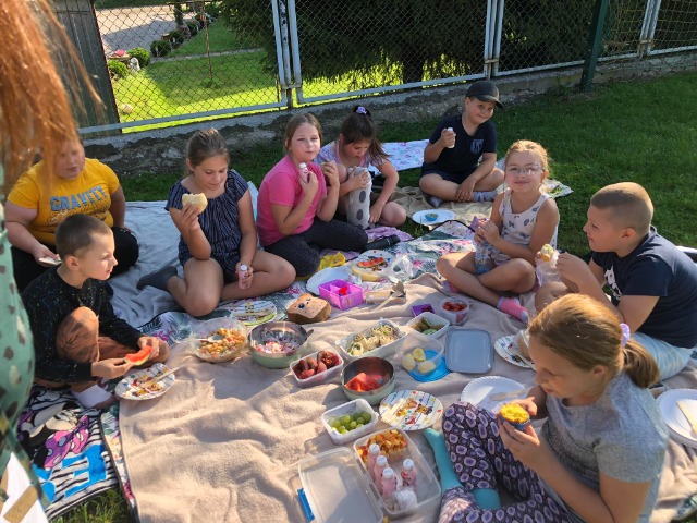 "Śniadanie na trawie " - uczniowie na pikniku promującym zdrowy styl życia