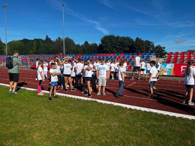 Uczniowie przed startem podczas eventu sportowego "Zacznij do Lekkiej"