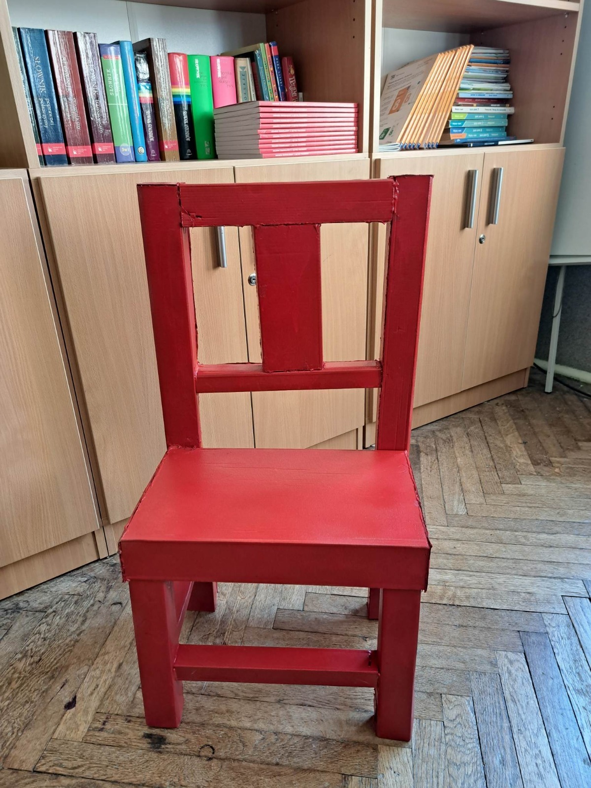 Magiczne Czerwone Krzesła - Obrazek 3