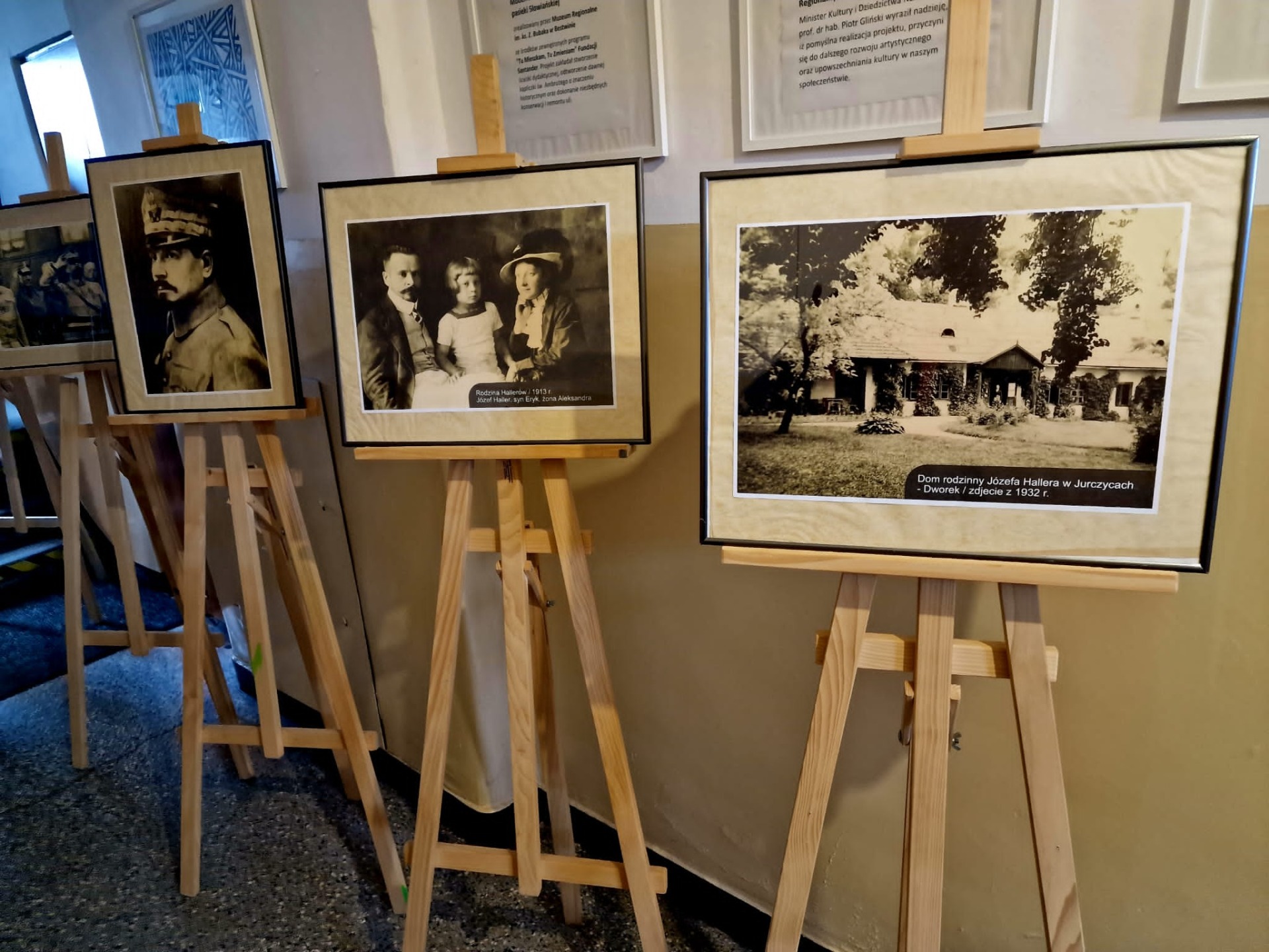 Czarnobiałe zdjęcia wyeksponowane w holu muzeum