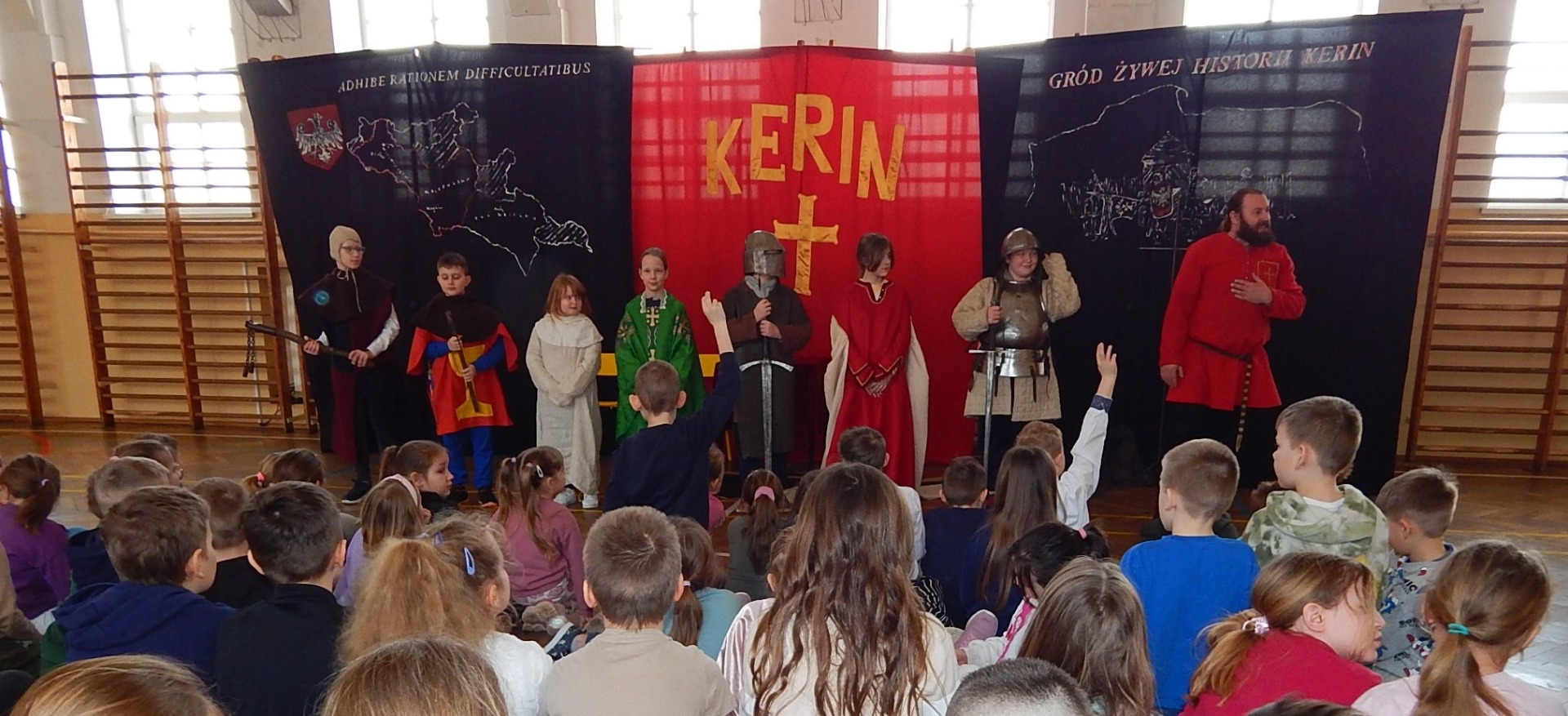 Uczniowie SP Nr 2 im. M. Kopernika w Olecku podczas żywej lekcji historii Bractwa Rycerskiego KERIN