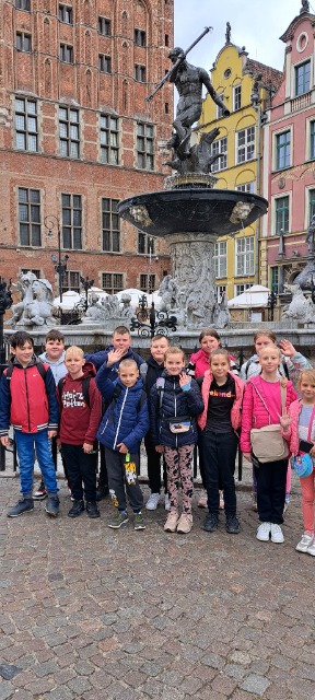 Klasa IV na wycieczce do Gdańska pod fontanną Neptuna