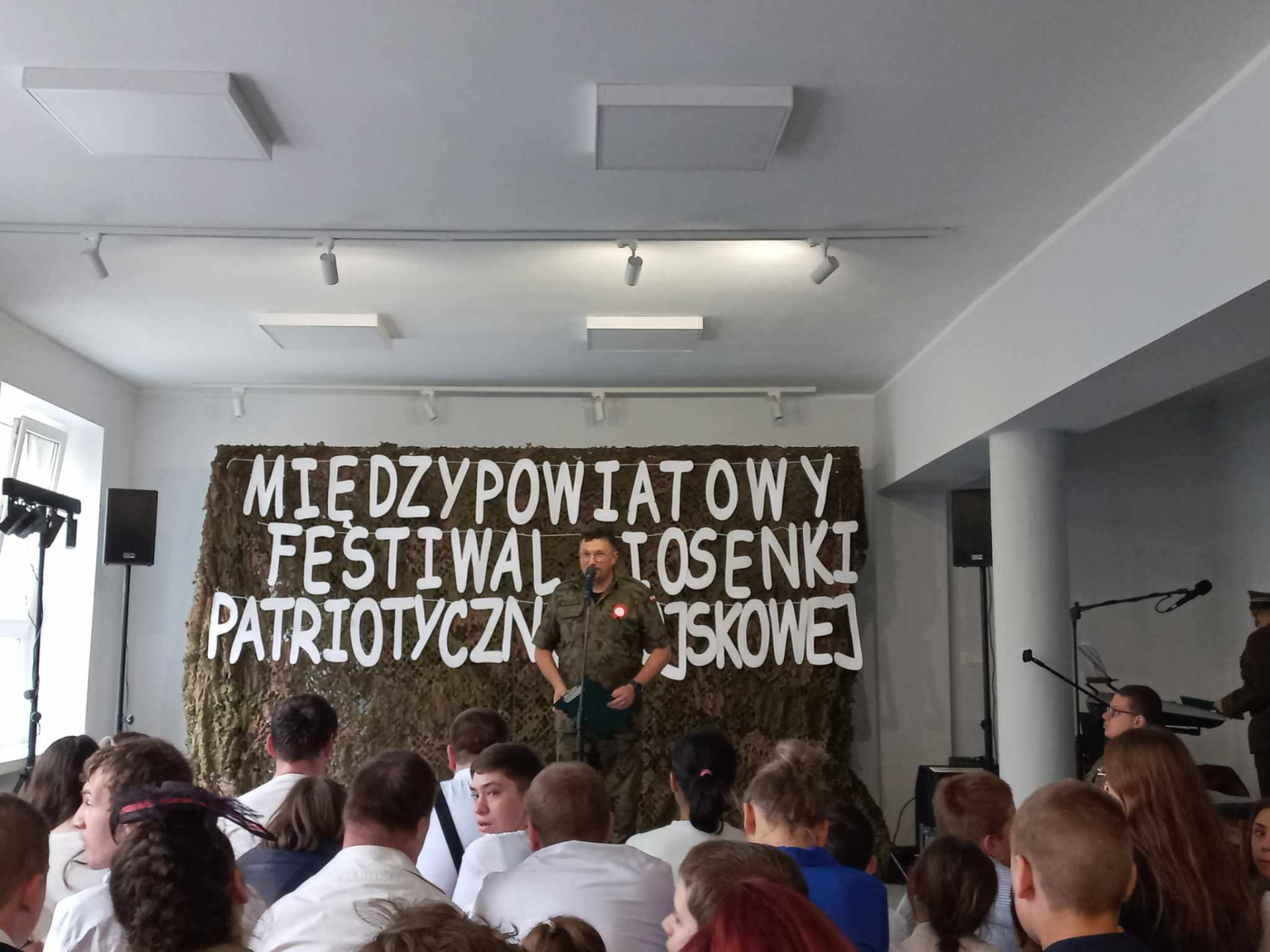 Uczniowie "Korczaka" na Międzypowiatowym Festiwalu Piosenki Patriotyczno - Wojskowej w Gnieźnie - Obrazek 5