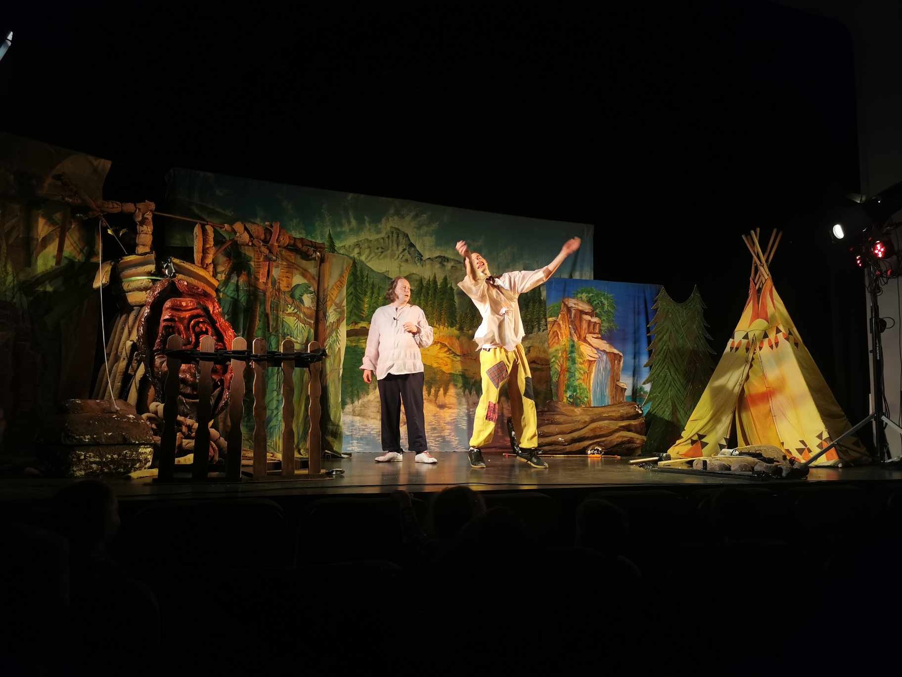 Spektakl "Pokahotas indiańska księżniczka" w wykonaniu Katolickiego Teatru Edukacji z Krakowa - Obrazek 4