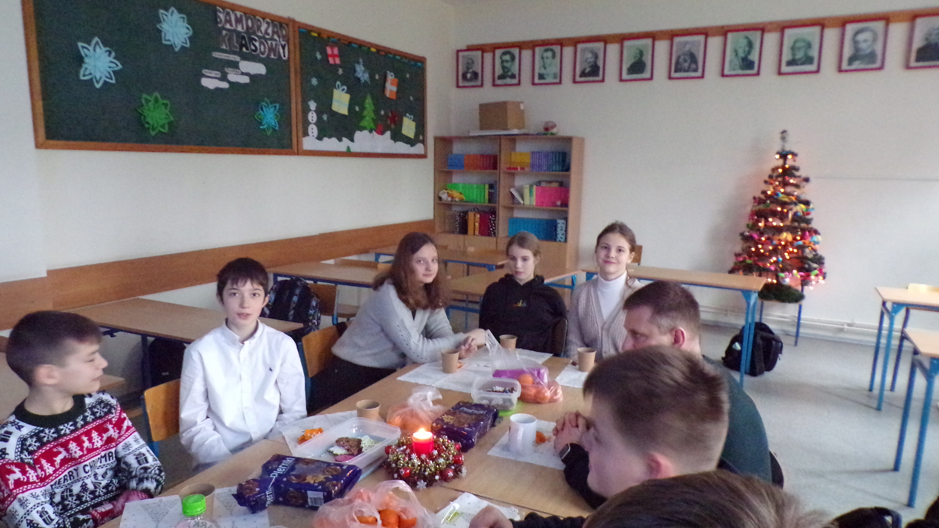 Uczniowie szkoły w Chobienicach - wigilia i jasełka