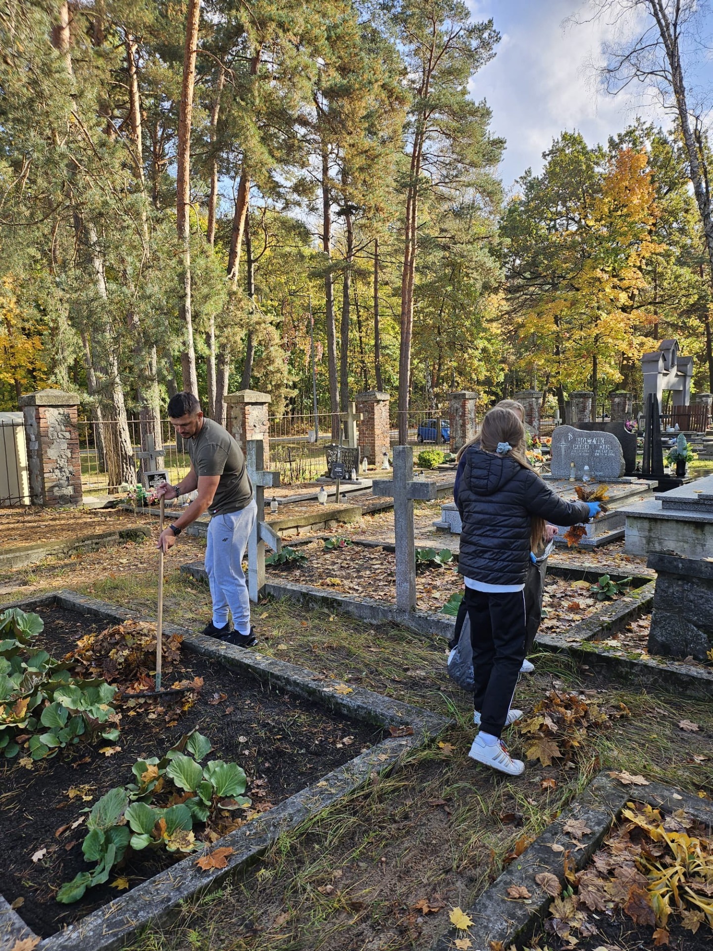 Sprzątanie grobów żołnierskich na cmentarzu parafialnym w Zwierzyńcu - Obrazek 1