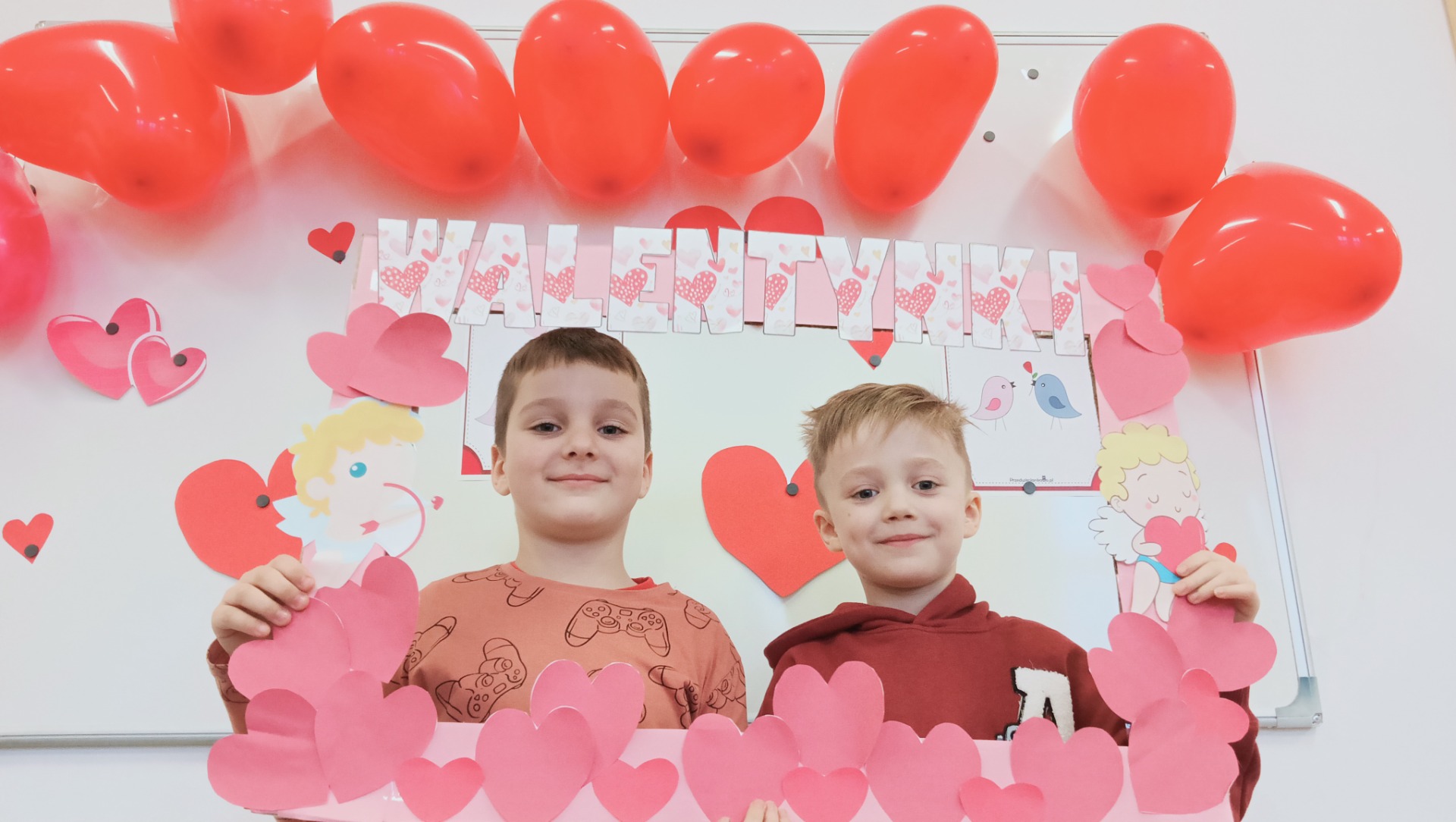 Przedszkolaki oddziału Oc Szkoły Podstawowej Nr 2 im. M. Kopernika w Olecku podczas świętowania "Walentynek"