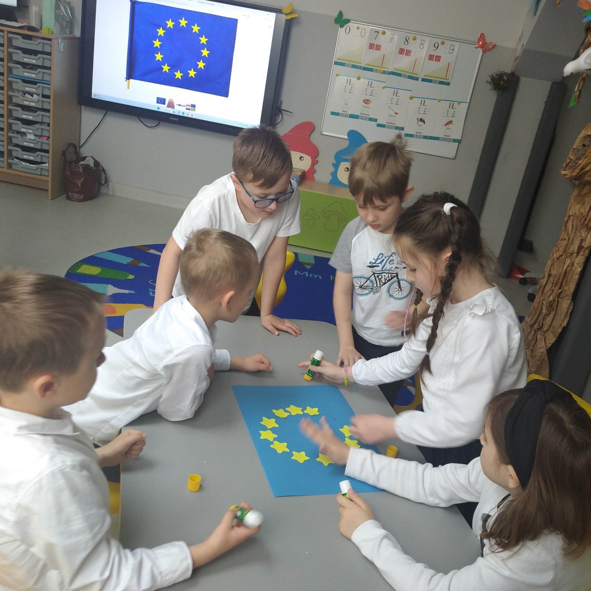 Bystrzaki poznają flagę i kraje Unii Europejskiej. 🇪🇺👏👏😍 - Obrazek 6
