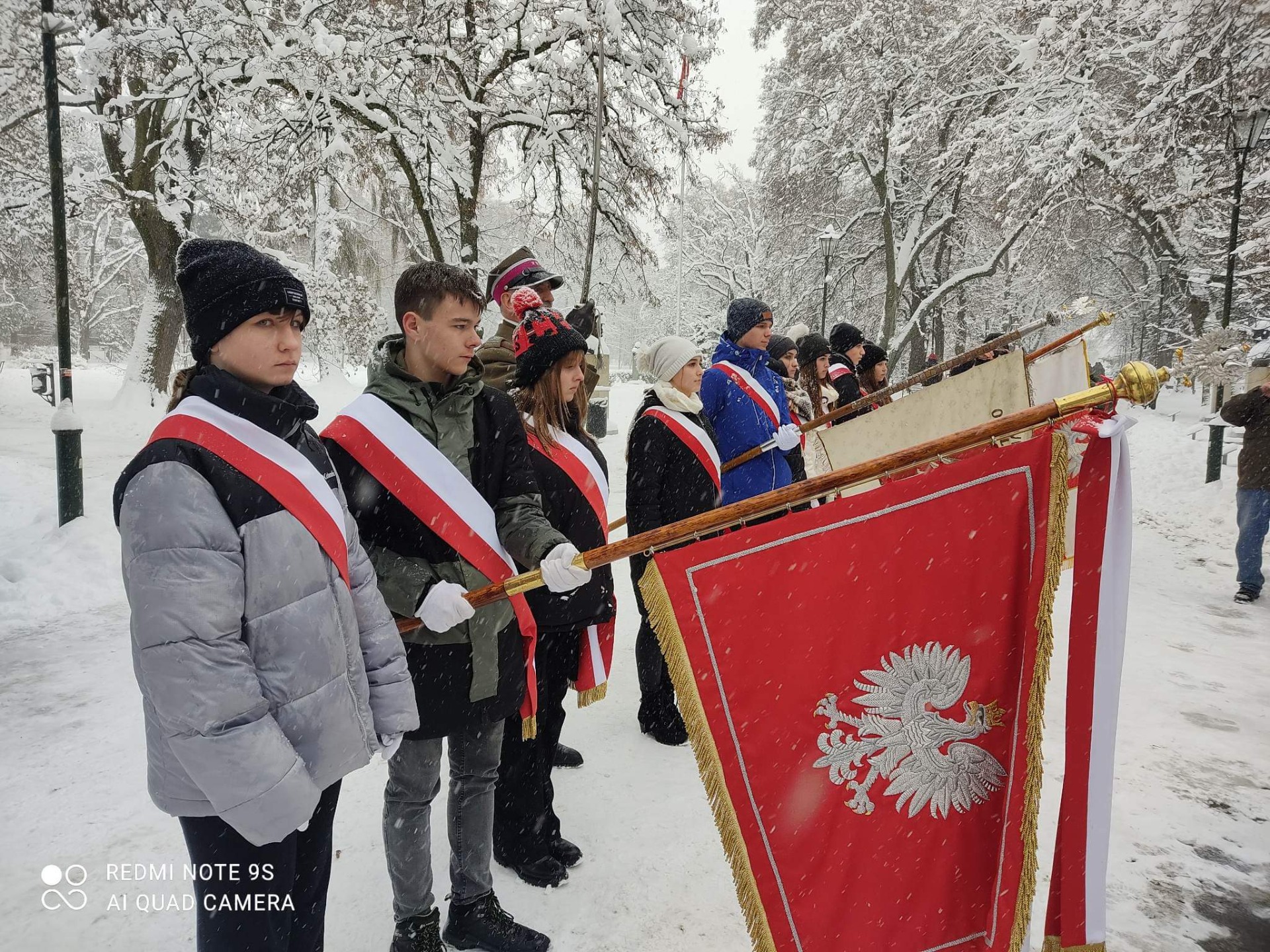 Poczet Sztandarowy na uroczystości poświęconej 28. rocznicy śmierci Generała Stanisława Maczka. BRAWO!!!👏❤️👏 - Obrazek 1
