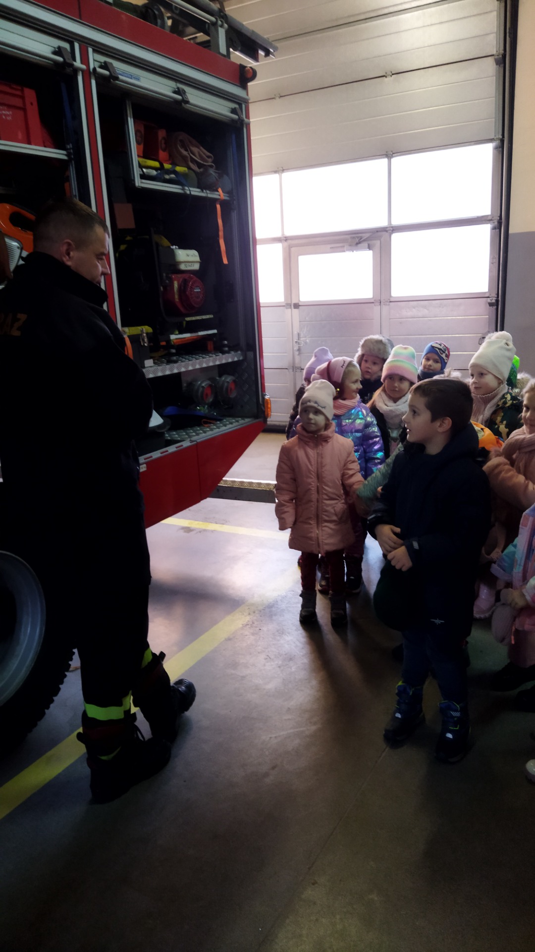 Wizyta przedszkolaków Szkoły Podstawowej Nr 2 im. Mikołaja Kopernika w Komendzie Państwowej Straży Pożarnej w Olecku