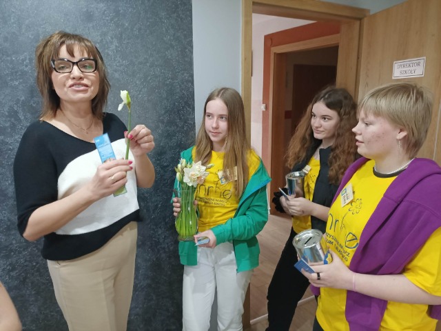 Wolontariusze z naszej szkoły pod opieką pani Agnieszki Urbanowicz sprzedawali wiosenne żonkile w akcji "Pola Nadziei" na rzecz elbląskiego hospicjum.