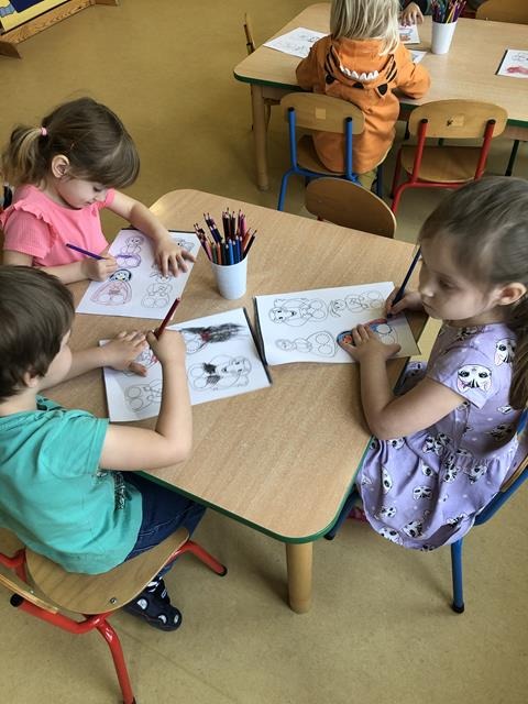 dzieci rysują przy stoliku