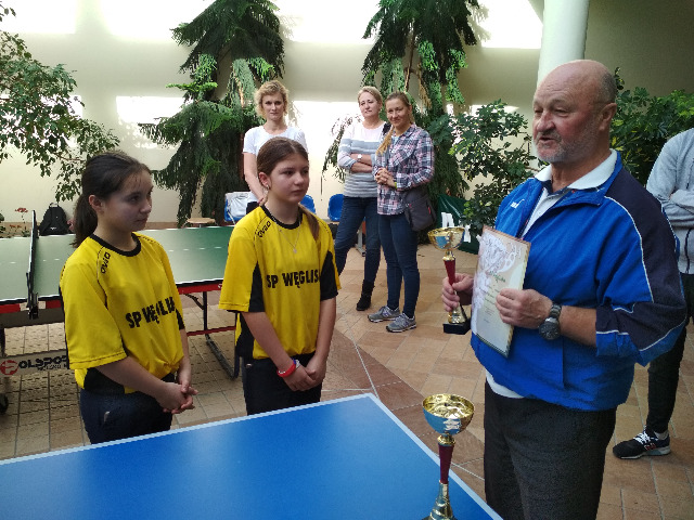 Mistrzostwo powiatu  dziewcząt i III miejsce chłopców szkół podstawowych w tenisie stołowym - Obrazek 1