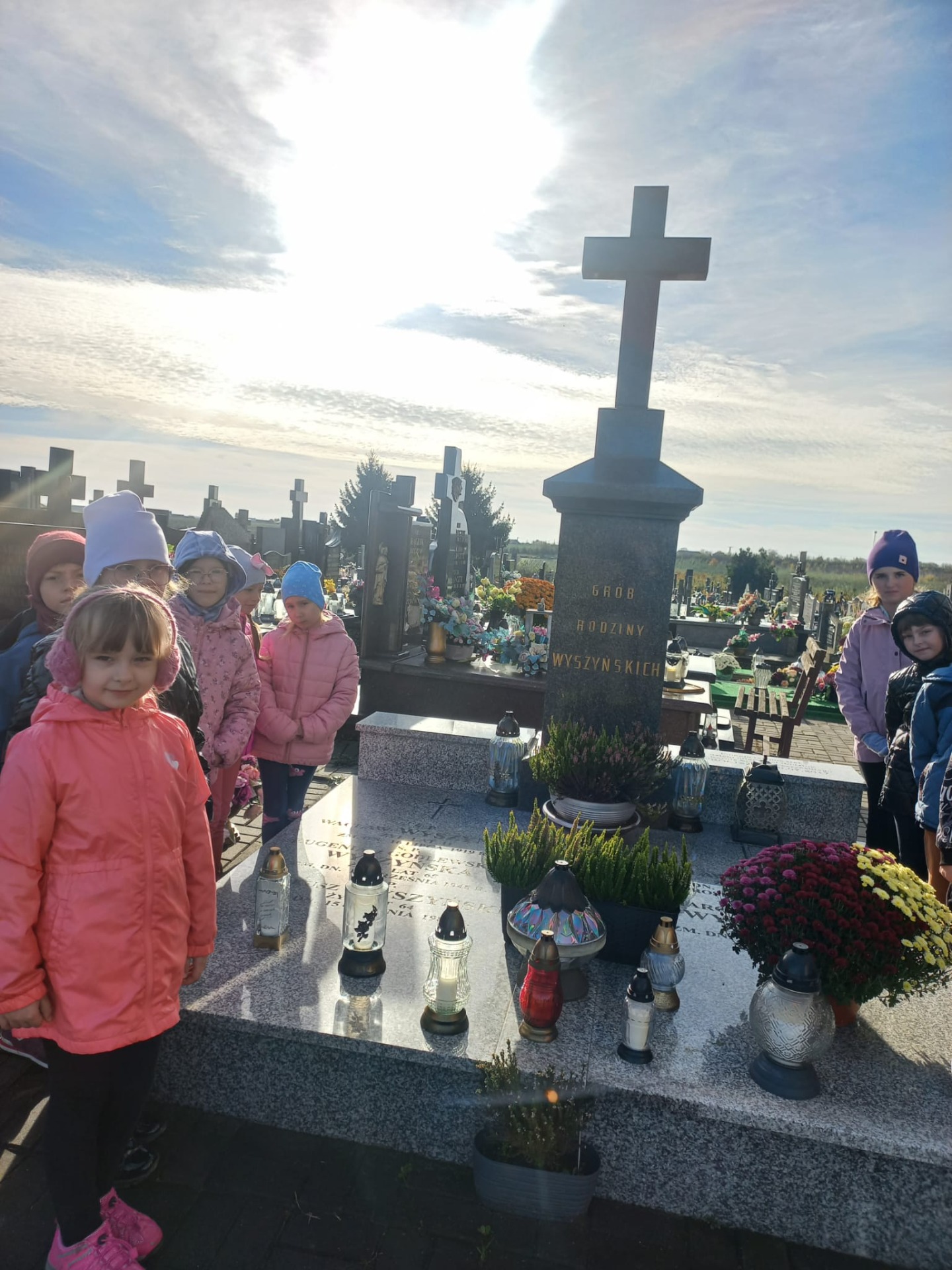 Klasa II wzięła udział w akcji Szkoła pamięta, odwiedziła grób Rodziny Wyszyńskich i zapaliła znicz.